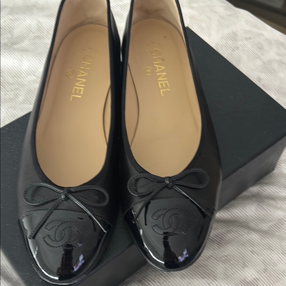 CHANEL Black Flats with Patent Toe Cap and Delicate Bow